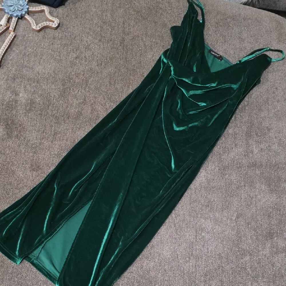 Chic Emerald Velvet Midi Dress - Picture 2 of 6